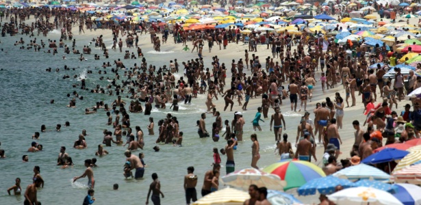 17.jan.2018 - Dia de calor: cariocas e turistas aproveitam a praia do Arpoador, na zona sul do Rio de Janeiro - Gabriel de Paiva/Agência O Globo