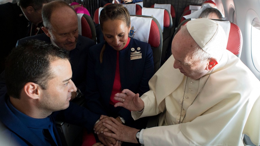 Papa casa dois tripulantes em avião de Santiago a Iquique - Osservatore Romano via AFP