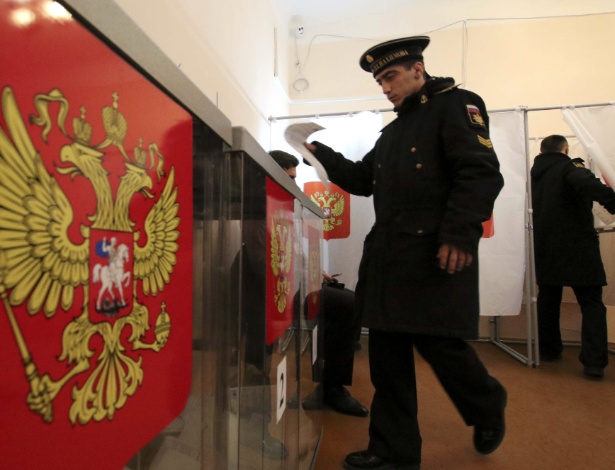 Marinheiro deposita seu voto em seção em Sevastopol, maior cidade da Crimeia - Pavel Rebrov/Reuters