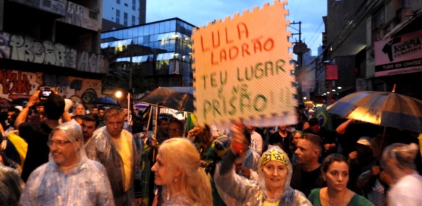 28.mar.2018 - Protesto contra o ex-presidente Lula no centro de Curitiba (PR)
