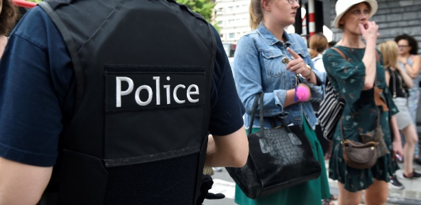 29.mai.2018 - Policial cerca área após ataque em Liège, na Bélgica - John Thys/AFP Photo