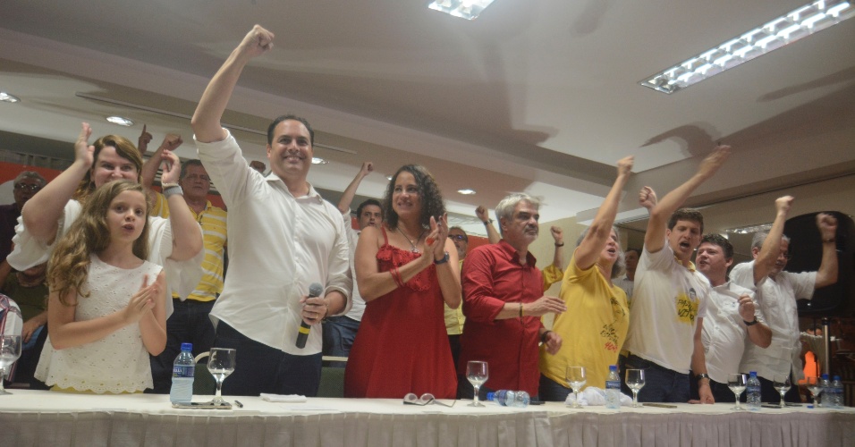 Em Recife, o governador reeleito Paulo Câmara (PSB) comemora o resultado das eleições em coletiva conjunta com o senador eleito por Pernambuco, Jarbas Vasconcelos (MDB), e o senador reeleito, Humberto Costa (PT)