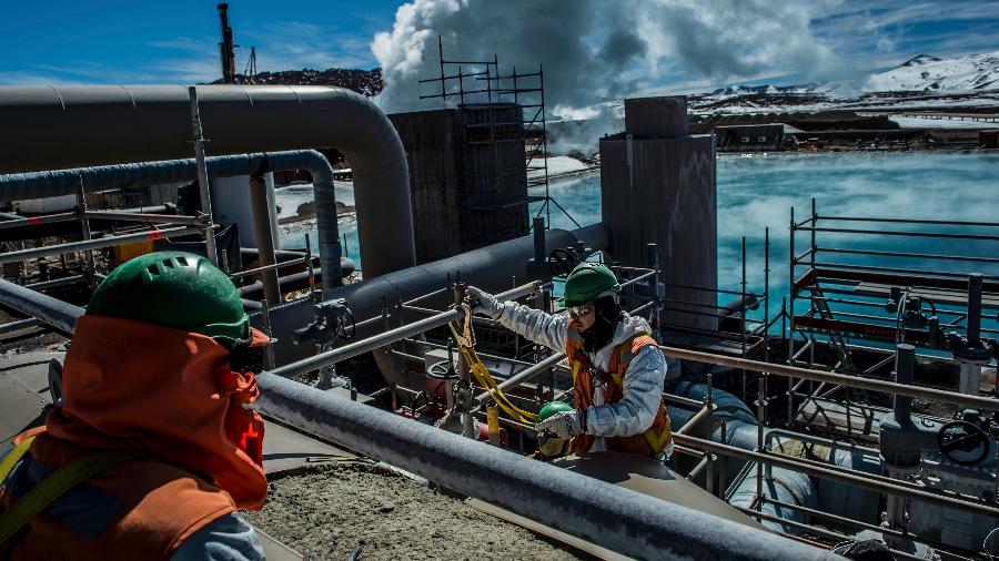Operários fazem isolamento da tubulação em uma nova central geotérmica no Chile. O país, que já foi excessivamente dependente da importação de energia, hoje se dedica às fontes sustentáveis - Meridith Kohut/The New York Times