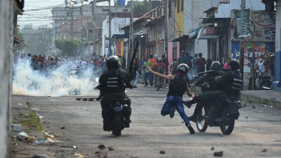 23.fev.2018 -  Guardas venezuelanos enfrentam manifestantes na fronteira com a Colômbia - Juan Barreto/AFP