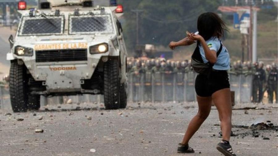 Manifestantes entram em confronto com forças venezuelanas na fronteira com o Brasil - EPA