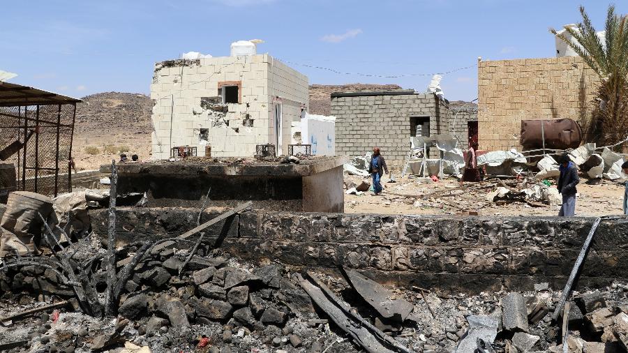 28.mar.2019 - Pessoas andam no local de um ataque aéreo que atingiu um posto de gasolina perto de um hospital no distrito de Kutaf, na província de Saada, no noroeste do Iêmen - Naif Rahma/Reuters