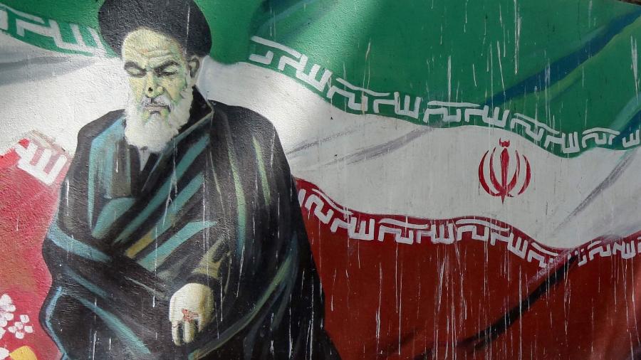 22.jun.2019 - Pintura no muro da antiga embaixada dos EUA em Teerã, capital do Irã, mostra o aiatolá Khomeini e a bandeira iraniana - Atta Kenare/AFP