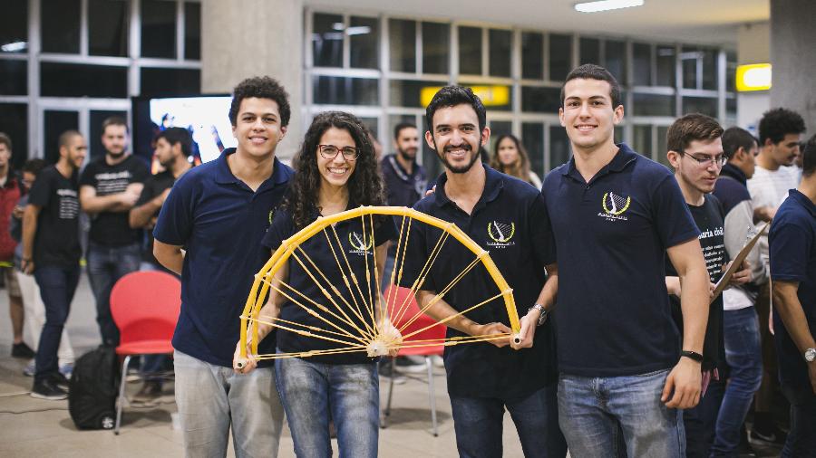 Alunos ganharam desafio de Semana da Engenharia Civil da Poli-UFRJ com ponte de macarrão - Escola Politécnica da UFRJ/Divulgação