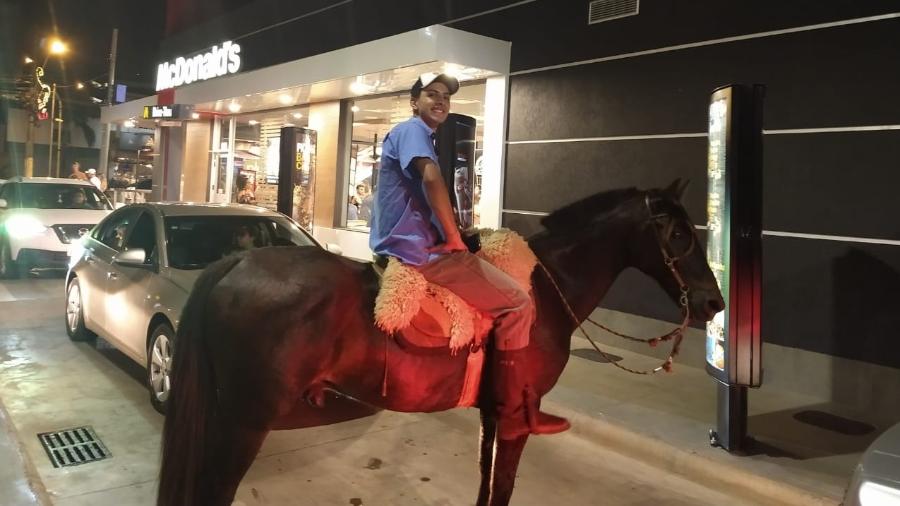 Jovem vai a McDonald"s com seu cavalo de estimação no RS - Arquivo Pessoal