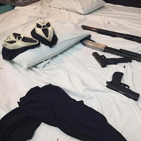 Máscaras e armas apreendidas pela polícia ao encontrar suspeitos em motel - Divulgação/PM