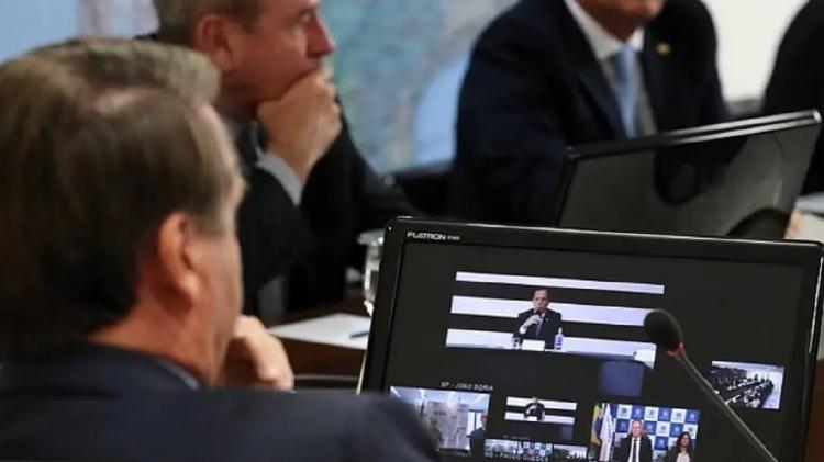 Bolsonaro vê imagem de Doria durante conferência em que os dois discutiram sobre políticas para Covid-19 - Foto: Marcos Corrêa/ PR