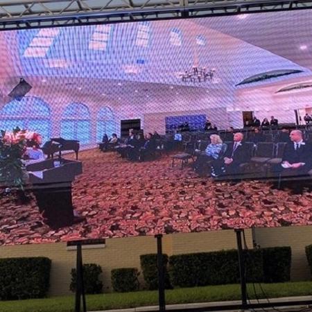 Imagem de funeral é exibido em telão em San Antonio, nos Estados Unidos - Mission Park Funeral Chapels and Cemeteries