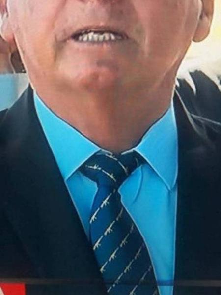 O presidente Jair Bolsonaro usa gravata estampada com fuzis - Reprodução