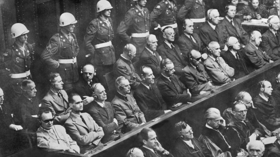 Os julgamentos de Nuremberg começaram em 20/11/1945. No canto esquerdo, usando óculos escuros, está Hermann Göring, seguido por Rudolf Hess, réus - Getty Images