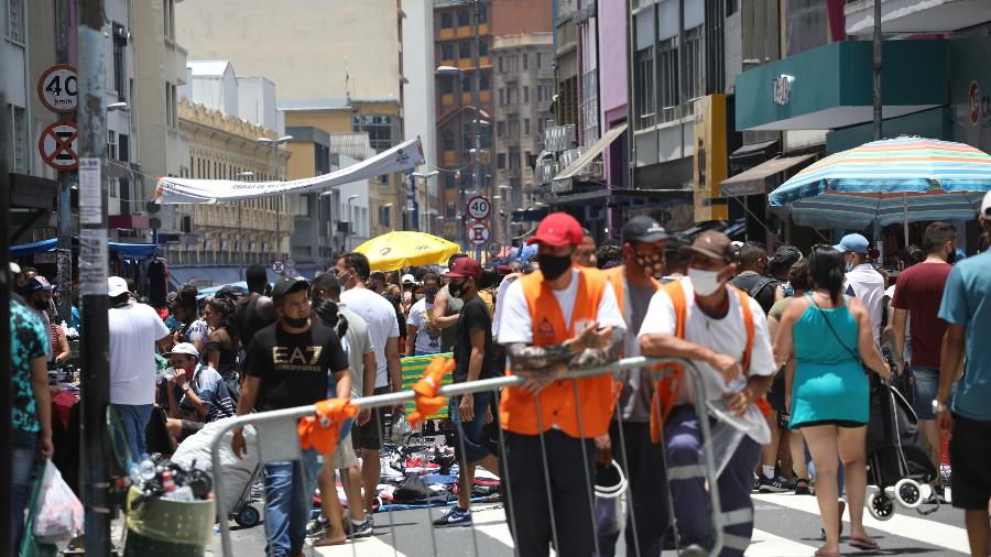 Movimentação na região do comércio da Rua 25 de Março em São Paulo (SP), em 2020 - RENATO S. CERQUEIRA/ESTADÃO CONTEÚDO