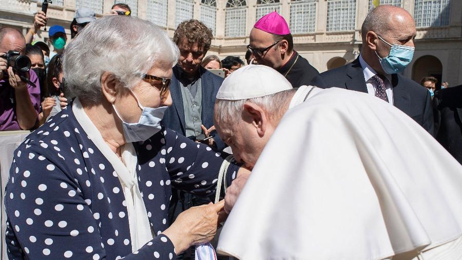 Papa Francisco beija a tatuagem de uma sobrevivente do Holocausto, que ficou detida no campo de concentração de Auschwitz-Birkenau - Handout / VATICAN MEDIA / AFP