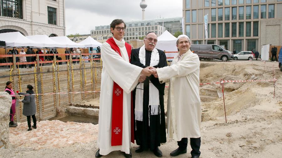 Na imagem: o pastor Gregor Hohberg, o rabino Andreas Nachama e o imam Kadir Sanci - Wolfgang Kumm/picture alliance via Getty Images