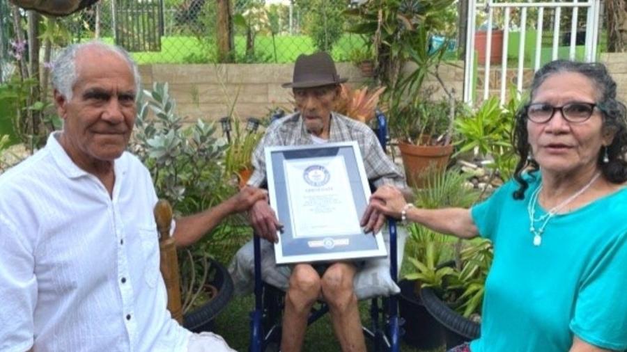 Emilio Flores Márquez com o certificado do Guinness; o porto-riquenho tem 112 anos e 326 dias - Divulgação/Guinness World Records