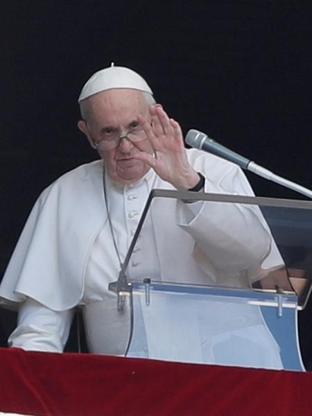 Papa Francisco acena após conduzir a oração do Angelus de sua janela no Vaticano após uma cirurgia intestinal, no Vaticano - Remo Casilli/REUTERS