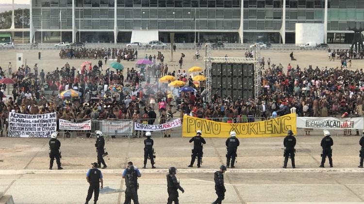 Indígenas fazem protesto contra a tese jurídica do "marco temporal" na frente do STF - Rubens Valente / UOL - Rubens Valente / UOL