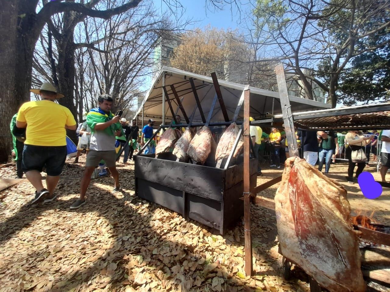 7.set.2021 - Após discurso do presidente Jair Bolsonaro, apoiadores assam uma costela perto da Esplanada dos Ministérios, em Brasília - Hanrrikson de Andrade/UOL