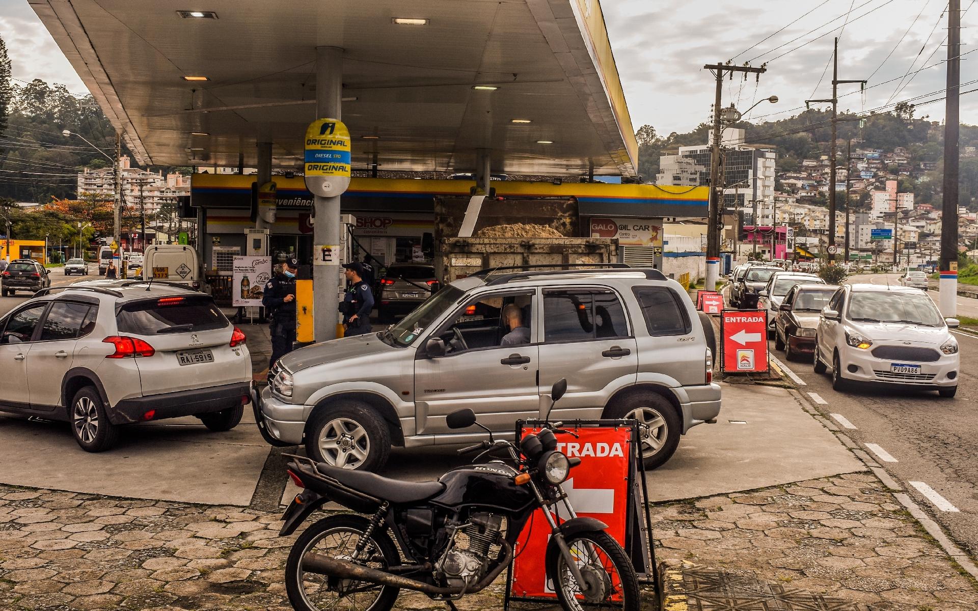 9.set.2021 - Em Florianópolis, postos também amanheceram com filas para abastecimento e muitos já não têm mais combustível - Jerônimo Do Carmo/Mafalda Press/Estadão Conteúdo