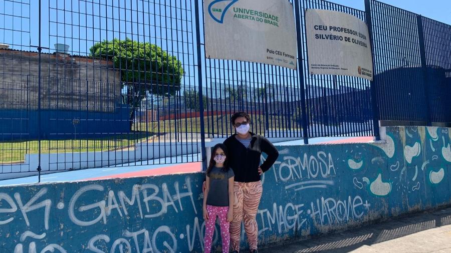 Jeane Almeida e sua filha, Gabriele, que é aluna no CEU Formosa, fechado desde março de 2020 por problemas hidráulicos - Ana Paula Bimbati/UOL