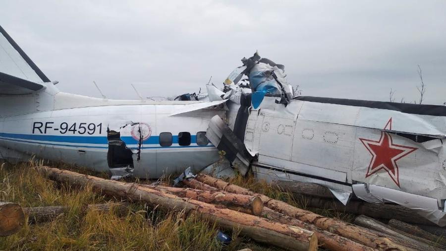 Queda de um avião modelo L-410 deixou 16 pessoas mortas e outras 7 feridas neste domingo na cidade de Menzelinsk, na Rússia - RUSSIA"S EMERGENCIES MINISTRY/via REUTERS
