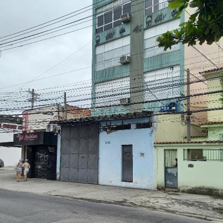 Sede da empresa Worldpharms (fachada azul), em Ramos, zona norte do Rio - Ruben Berta/UOL