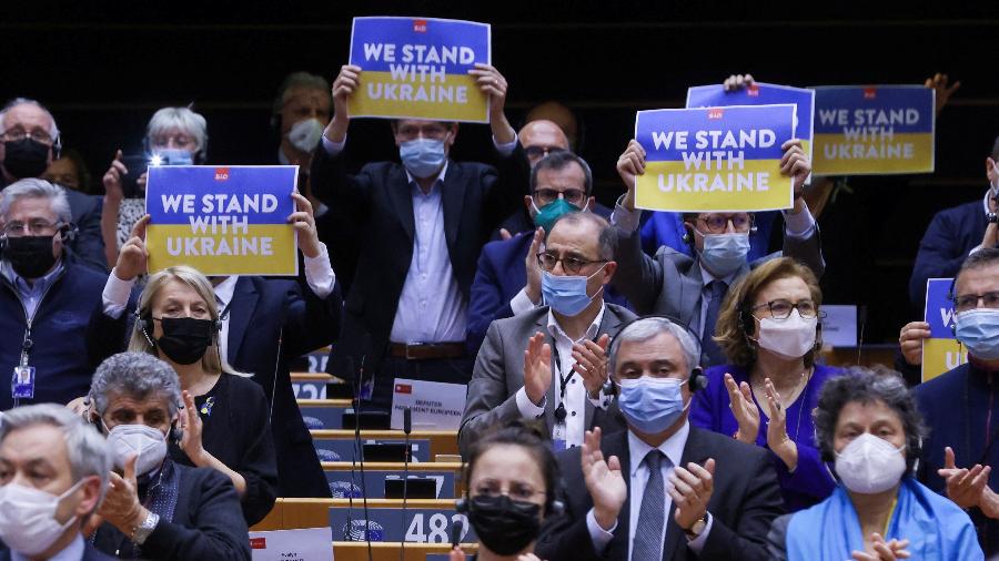 Em Bruxelas, membros do Parlamento Europeu aplaudem discurso do presidente ucraniano Volodimir Zelensky - Yves Herman/Reuters