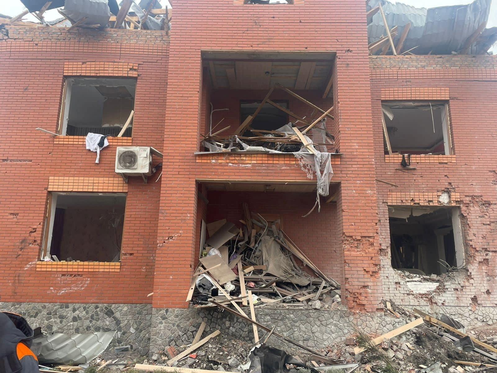 5.mar.2022 - Vista geral mostra uma das casas que foram danificadas por uma explosão, após um ataque aéreo em Bila Tserkva, Kiev Oblast, na Ucrânia. Foto obtida das mídias sociais. - Kyiv Oblast Police / Handout via REUTERS