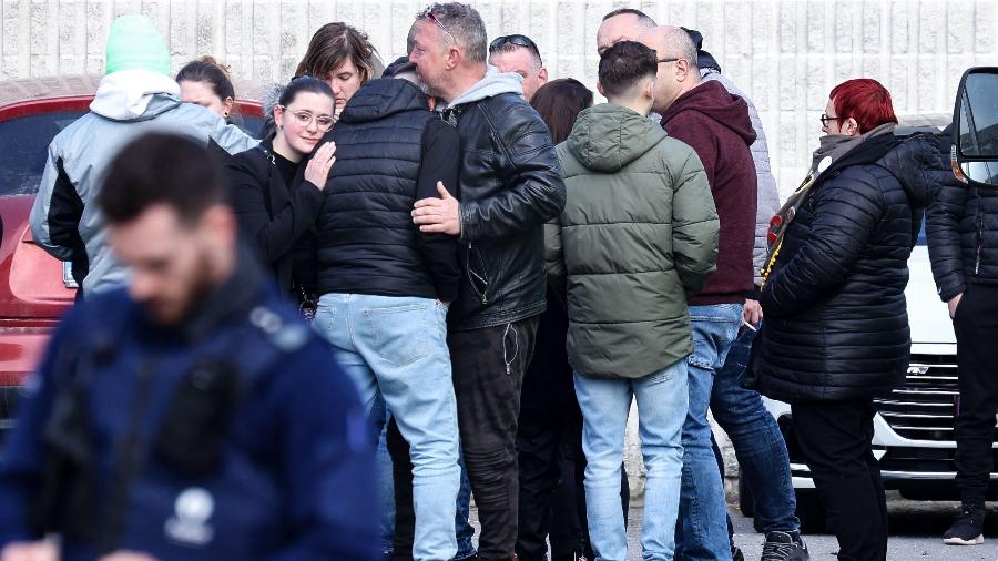 Pessoas se abraçam após motorista atropelar multidão reunida para o carnaval no sul da Bélgica - Kenzo TRIBOUILLARD / AFP