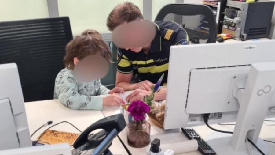 Menino de 4 anos pegou o carro de sua mãe para passear na Holanda - POLICE UTRECHT NORTH