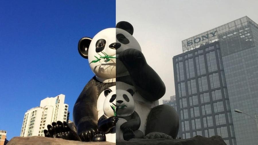 Estátua de panda em Pequim em um dia limpo e num dia poluído em 2017 - Getty Images