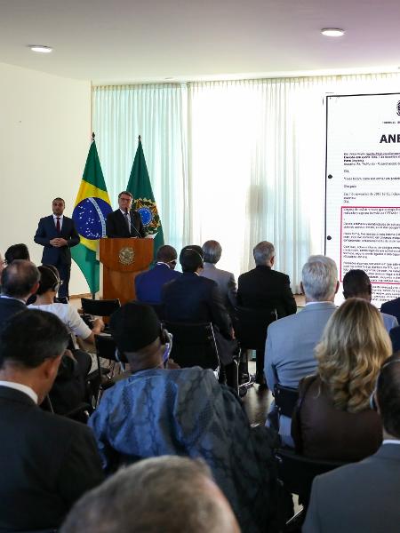 18.jul.2022 - O presidente Jair Bolsonaro (PL) ataca o sistema eletrônico de votação em reunião com embaixadores no Palácio da Alvorada, em Brasília. - Clauber Cleber Caetano/PR