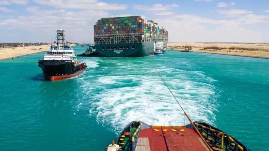 Um dos maiores navios porta-contêineres do mundo, o Ever Given ficou preso no Canal de Suez por dias em 2021 - Divulgação/ALP Maritime Services