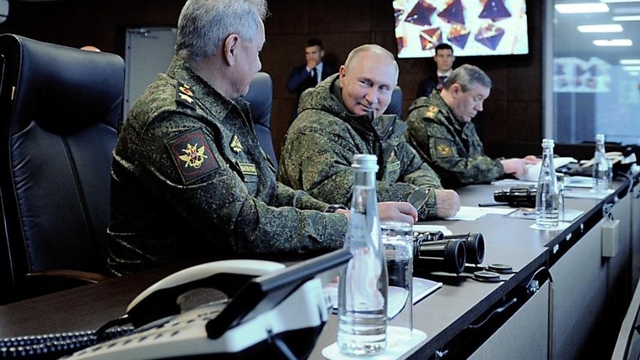 Presidente russo Vladimir Putin, acompanhado pelo ministro da Defesa Sergei Shoigu e por Valery Gerasimov, comandante-geral do Exército, acompanha os exercícios militares conjuntos Vostok 2022 - MIKHAIL KLIMENTYEV/AFP