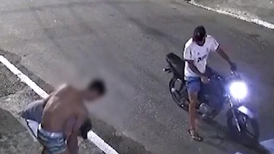 Após o crime, jovem ficou apenas de cueca no meio de uma rua de Nilópolis (RJ) - Reprodução/TV Record