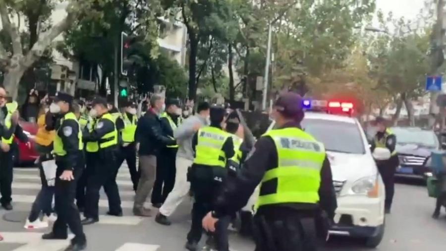 Uma equipe da BBC filmou confrontos entre policiais e manifestantes em Xangai no local de um protesto - BBC