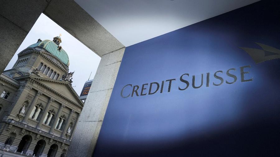 Logo do Credit Suisse em frente ao prédio do Parlamento suíço, na capital Berna - Denis Balibouse/Reuters