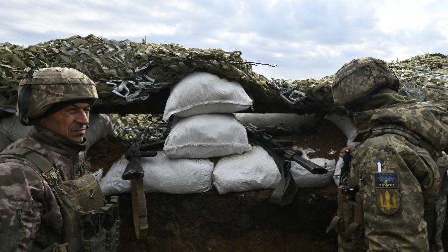 O comandante das forças terrestres da Ucrânia afirmou que os russos estão destruindo edifícios e posições na região sitiada de Bakhmut. - Genya SAVILOV / AFP