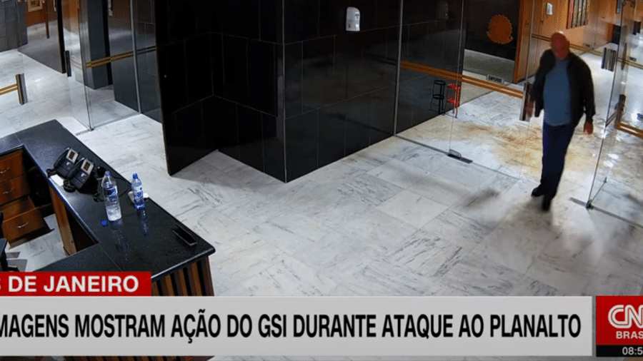 Câmeras mostram ministro do GSI no Palácio do Planalto durante ataques do 8 de janeiro - Reprodução/CNN