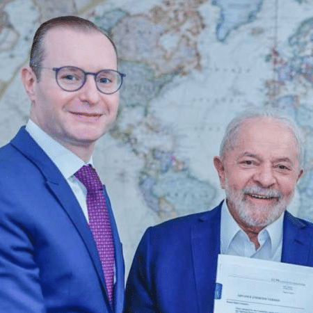 29.abr.2022 - Lula mostra documento com a decisão do Comitê de Direitos Humanos da ONU ao lado de seu advogado Cristiano Zanin - Ricardo Stuckert/Divulgação