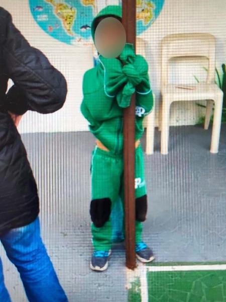Criança foi amarrada em à viga da madeira dentro da escola Pequiá - Reprodução