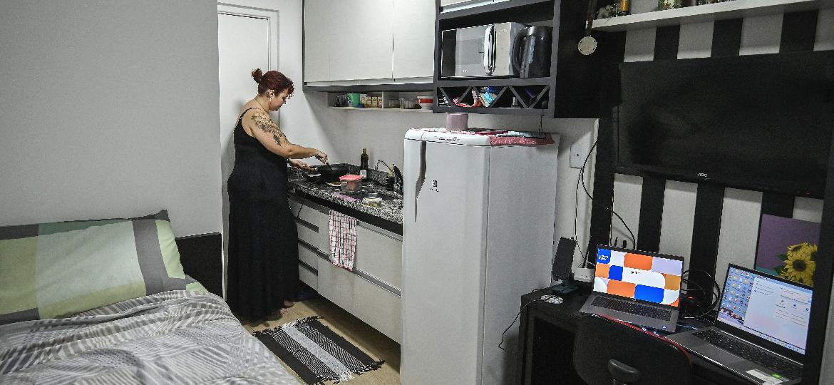 Lara Maia vive em um apartamento de 16 m² em SP - Nelson Almeida/AFP