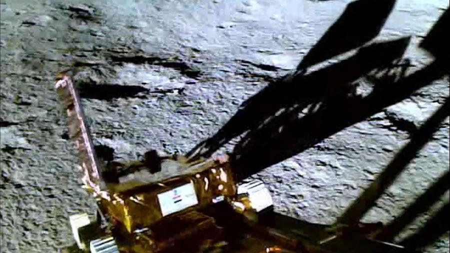 Esta captura de tela tirada e divulgada pela Organização Indiana de Pesquisa Espacial (ISRO) em 25 de agosto de 2023 mostra o rover Chandrayaan-3 enquanto ele manobra do módulo lunar até a superfície da Lua