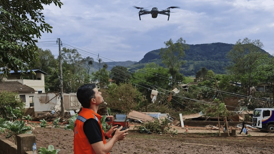 Os drones utilizados possuem tecnologia capaz de encontrar corpos em meio aos escombros