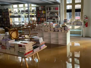 Livraria é inundada em Porto Alegre após chuvas: 'Traumático'; veja vídeo
