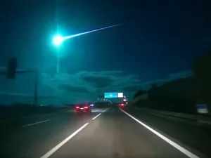 Meteoro atravessa e ilumina o céu de Portugal; vídeo