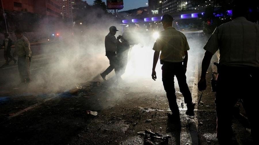 Polícia em Baruta remove barricada de manifestantes que protestam contra posse de Nicolás Maduro